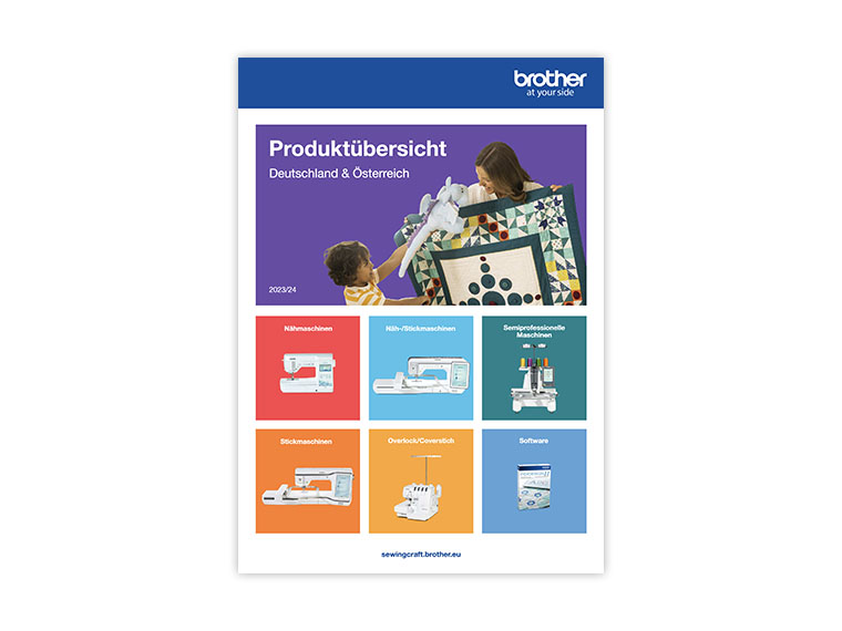 Lächelnde Dame Arbeitet mit NäheMaschine eine Buntem-Quilt
