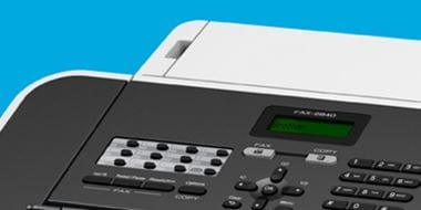 Macchina fax su sfondo blu