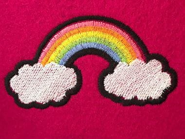  Красочная радуга с облачными концовками на ярко-розовом фоне