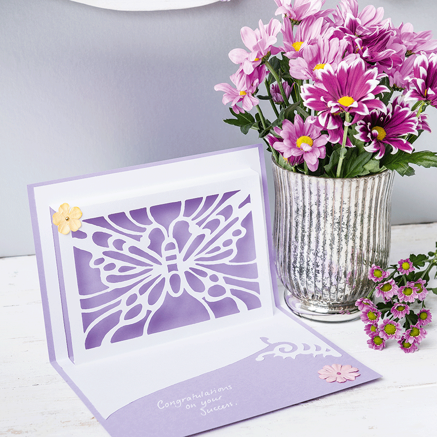 Carte découpée papillon violet