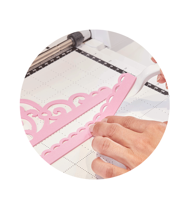 Roze kroonstukken van foam gesneden door ScanNCut SDX2200D