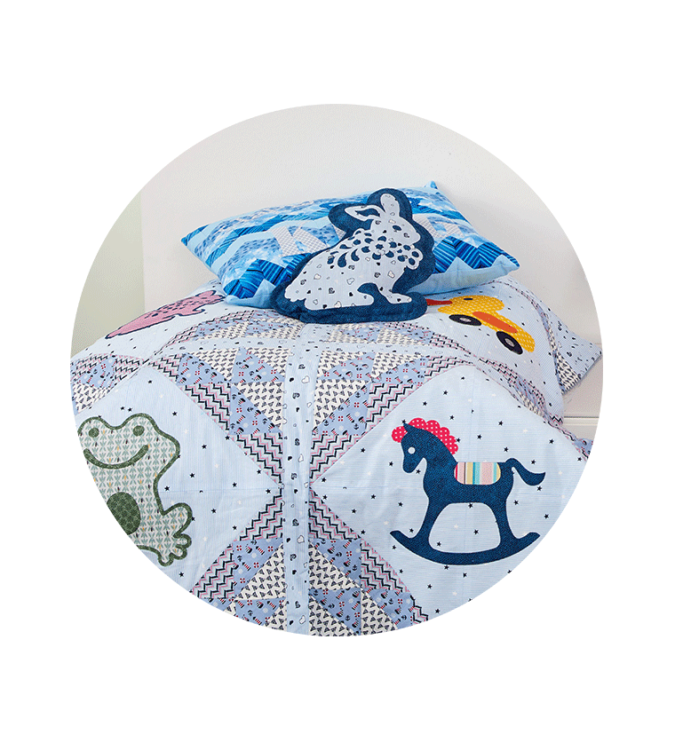 Blauwe kinderquilt met patronen van een kikker, konijn en pony