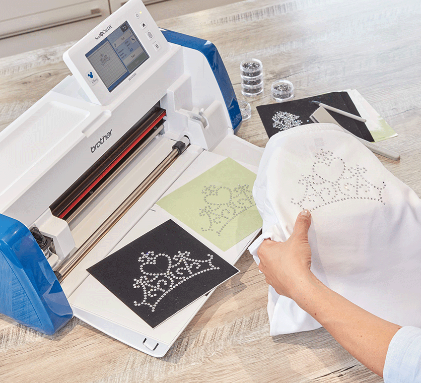 Rhinestonekroon op T-shirt met ScanNCut-rhinestonekit in achtergrond