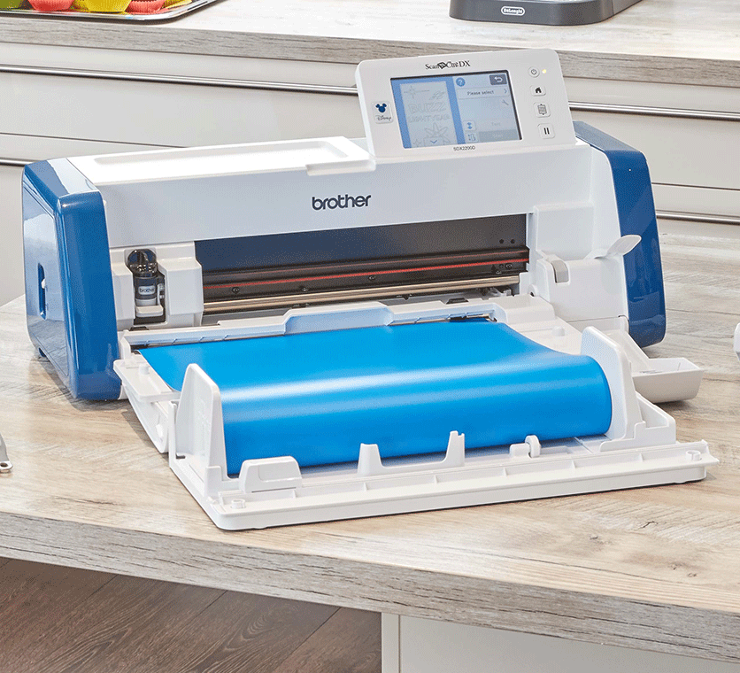 ROLLENRANSPORT MIT BLAUER VINYLROLLE Befestigt ein Scanncut SDX2200D
