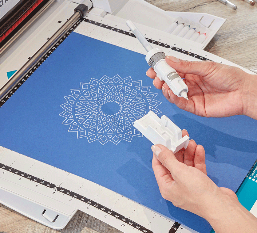 Blauw papier met wit geometrisch patroon en universele penhouder