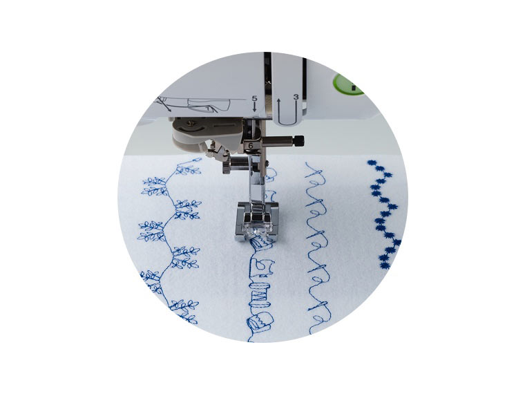 Naaimachine naait decoratieve steekpatronen