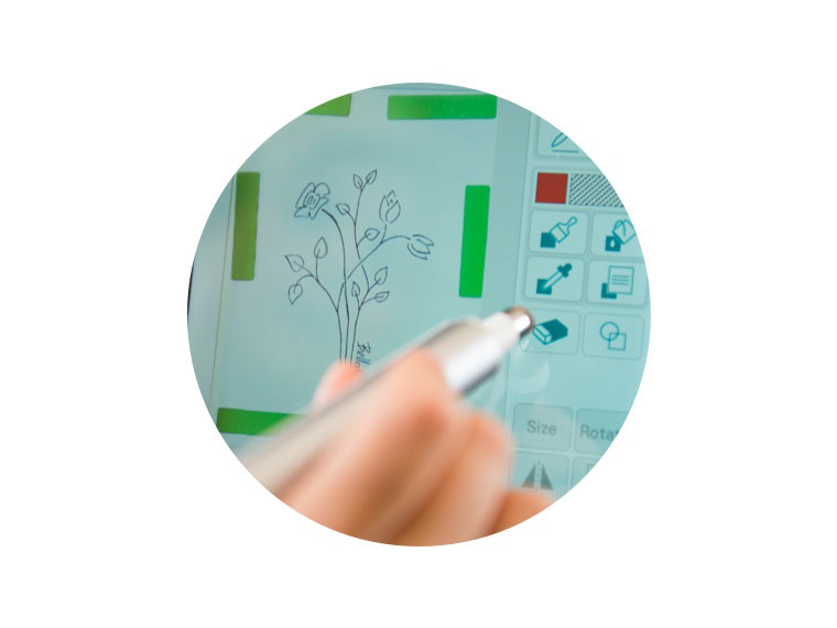 personne utilisant l’écran tactile d’une machine à coudre avec stylet