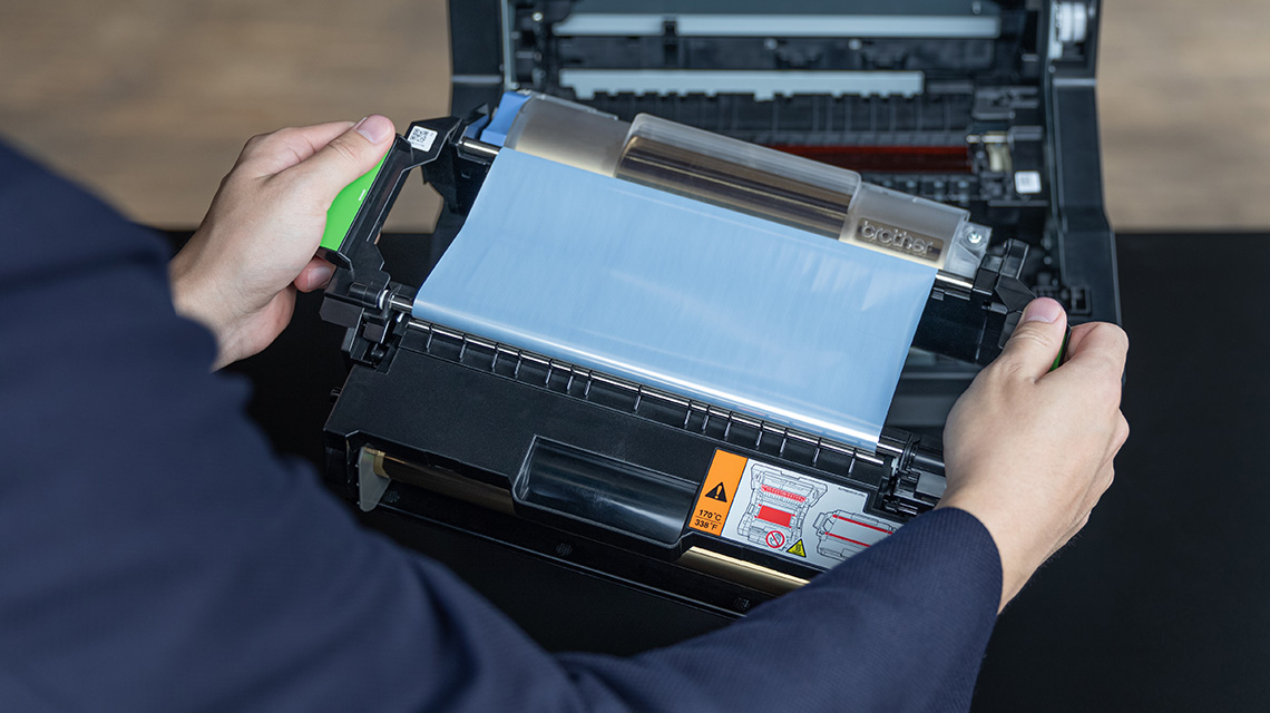 Person Wechselt Folienrolle ein HAK-100