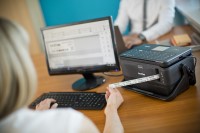 PT-D800 připojený k PC tiskne štítek