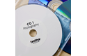 Originalus Brother DK-11207 CD/DVD plėvele dengtų etikečių ritinėlis – juodos raidės baltame fone, 58 mm skersmens 3