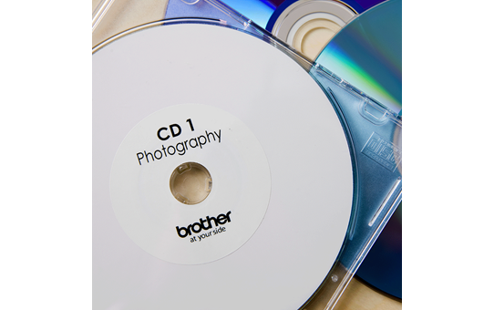 Eredeti Brother DK-11207 CD/DVD címke tekercsben – Fehér alapon fekete, 58mm átmérőjű 3