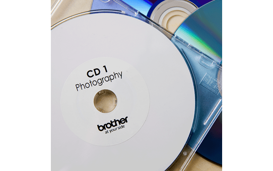 Rolă de etichete film originală Brother DK-11207 pentru CD/DVD – negru pe alb, diametru 58mm 3