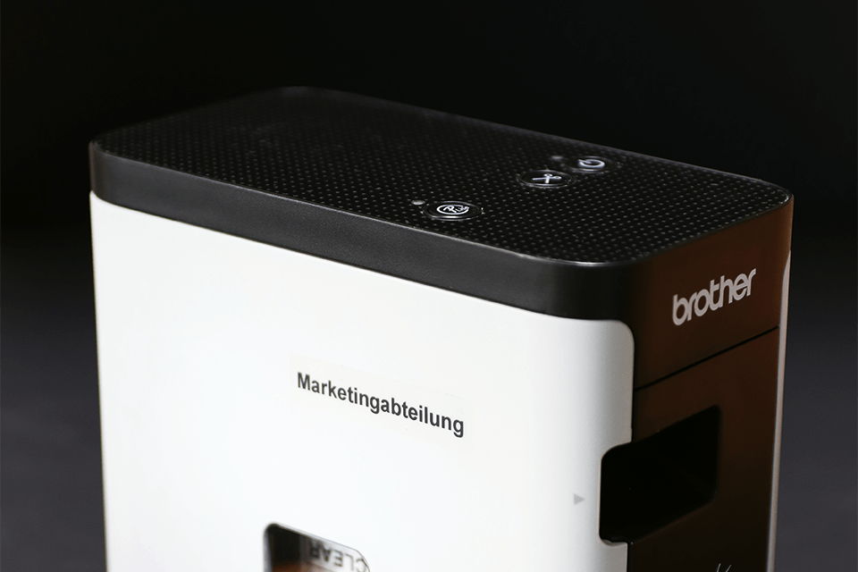 Cinta laminada TZe121 Brother para identificar equipos de oficina