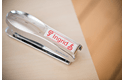 Cassette à ruban pour étiqueteuse TZe-232 Brother originale – Rouge sur blanc, 12 mm de large 4