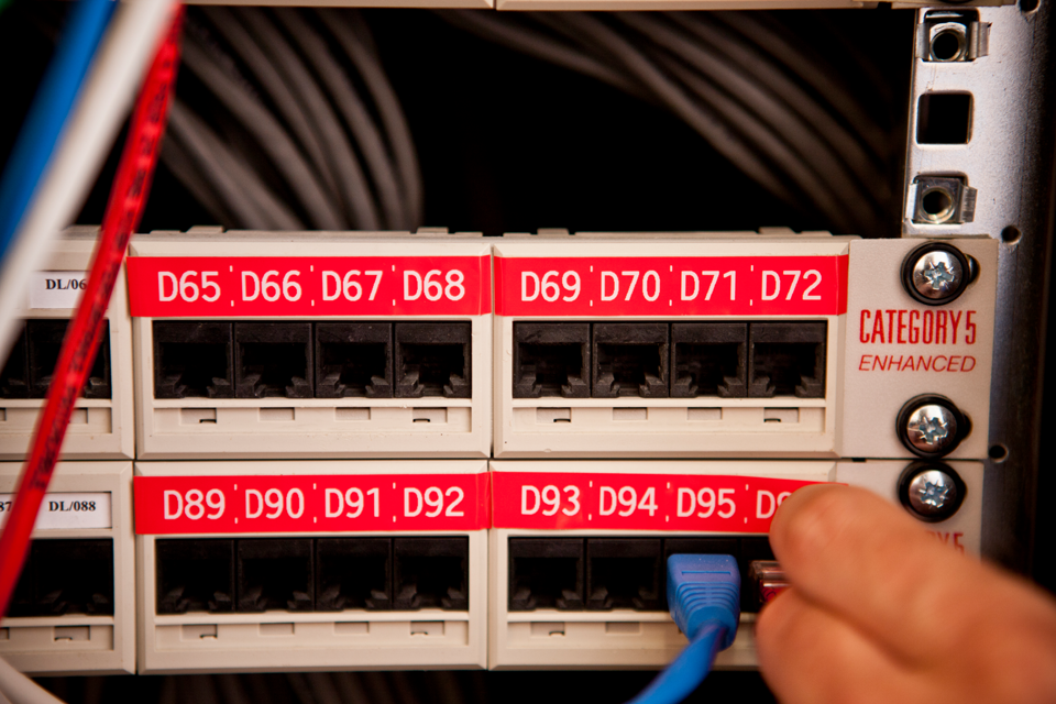 Cinta laminada TZe435 Brother para etiquetar cables