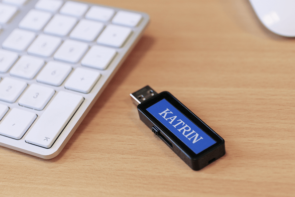 Cinta laminada TZe535 Brother sobre pendrive