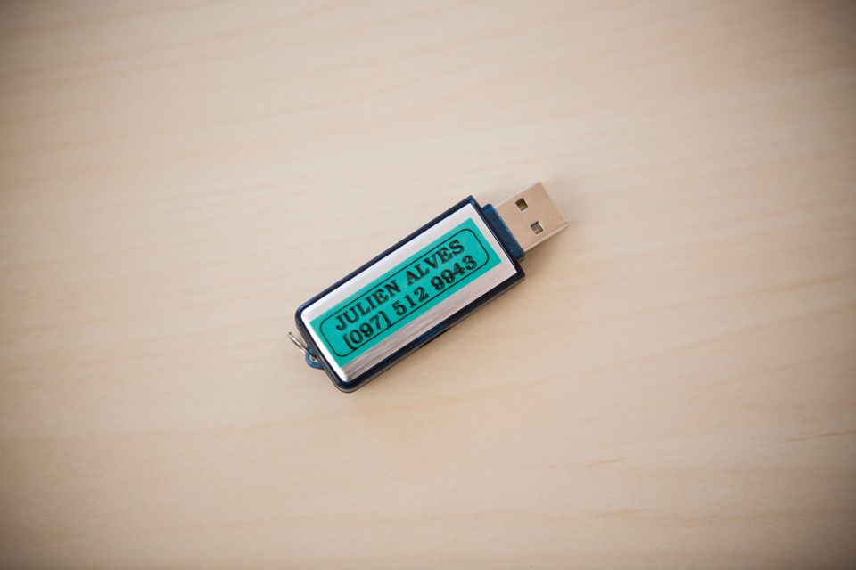 Fita laminada TZe731 Brother para rotular pendrive