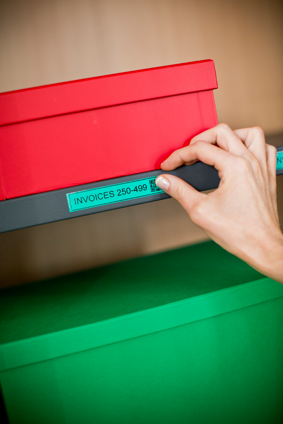 Cinta laminada TZe731 Brother fondo verde en caja roja
