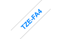 Casetă cu bandă textilă Brother TZe-FA4 originală – albastru pe alb, lățime de 18 mm