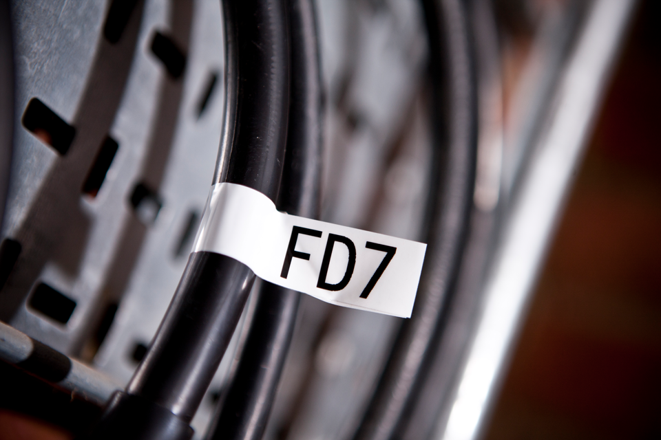 8m flexibel laminiert Brother P-Touch Band TZe-FX251 schwarz auf weiß 24mm 