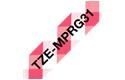 Casetă cu bandă de etichete originală Brother TZe-MPRG31 – negru pe roșu cadrilat, 12mm lățime