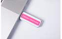 Eredeti Brother TZe-MQG35 laminált szalag – Pink alapon fehér, 12mm széles 4