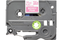 TZeMQP35: оригинальная кассета с лентой для печати наклеек белым на клубнично-розовом фоне, ширина 12 мм.