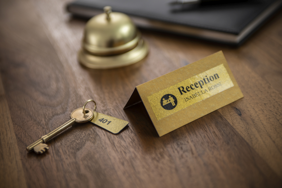 Cinta laminada premium sobre fondo dorado TZePR851 Brother