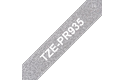 Originali Brother TZe-PR935 ženklinimo juostos kasetė - baltos raidės sidabriniame fone, 12 mm pločio