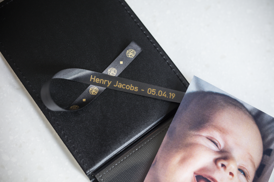 Brother TZe-R334 касета със сатенена лента - злато върху черно - фотоалбум за новородено бебе с името и датата на раждане на бебето