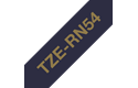 Casetă cu bandă panglică originală Brother TZe-RN54 – auriu pe albastru naval, 24 mm lățime