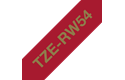Casetă cu bandă panglică originală Brother TZe-RW54 – auriu pe roșu bordeaux, 24 mm lățime