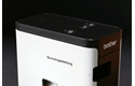 Oryginalna laminowana taśma z mocnym klejem TZe-S121 firmy Brother – czarny nadruk na przezroczystym tle, 9mm szerokości 4