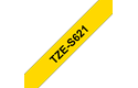 Oriģināla Brother TZe-S621 uzlīmju lentes kasete – melnas drukas dzeltena, 9mm plata