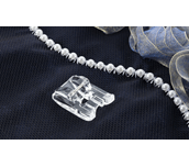 Pied pose-perles en plastique sur tissu sombre avec rangée de perles