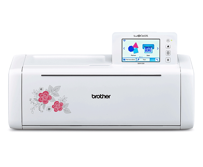 Vue de face de la machine de découpe ScanNCut SDX1250 avec motif floral