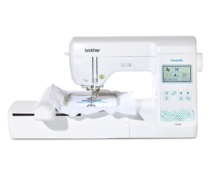 Brother Innov-is F540E Stickereimaschine auf weißem Hintergrund