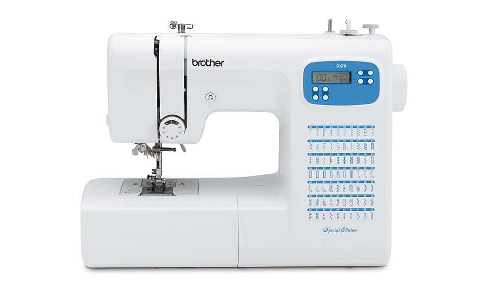 Vorderansicht der Nähmaschine Brother DX70SE auf weißem Hintergrund